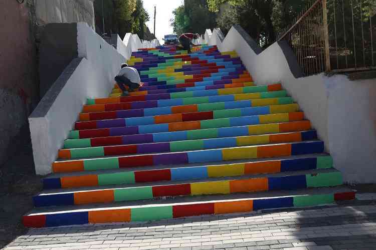 Çınar’da Rengarenk Merdivenler Çevreye Canlılık Getirdi
